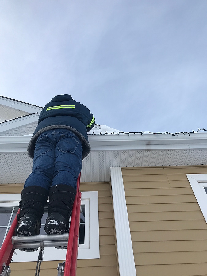 4 Reasons to Leave the Holiday Light Installation to the Pros